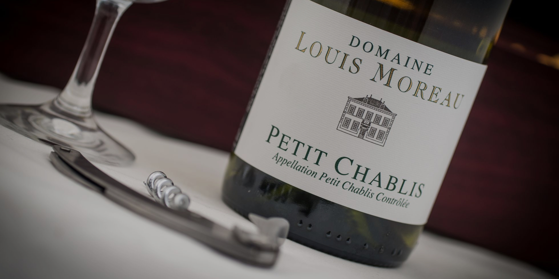Bouteilles de vins Louis Moreau avec verre