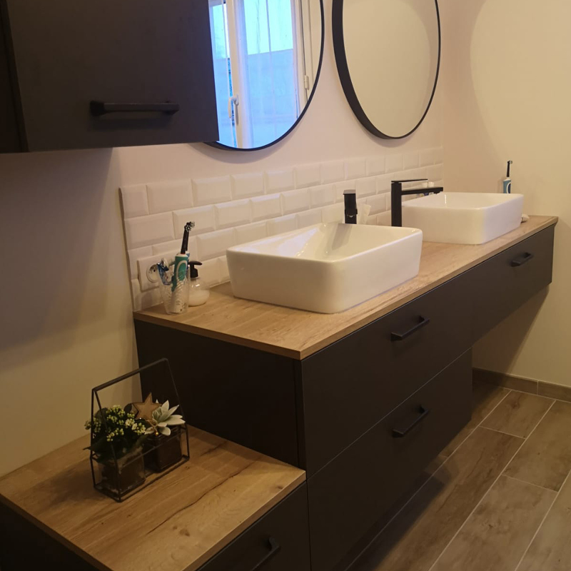 Salle de bain modèle béton anthracite et plan de toilette chêne structuré.