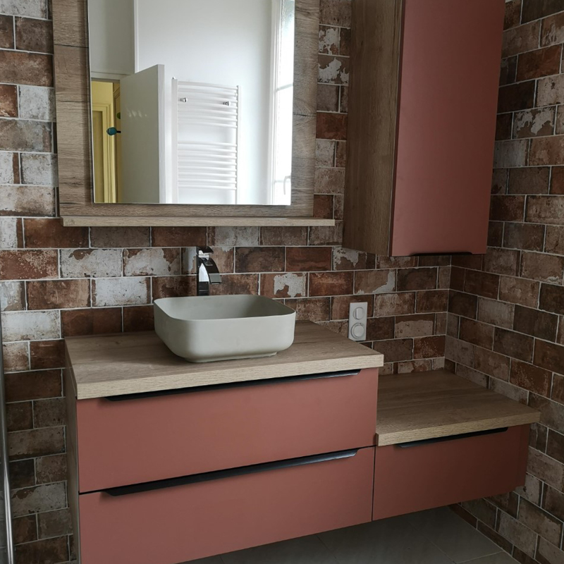 Salle de bain modèle Detroit, coloris façade terracotta, plan de travail chêne halifax et vasque en pierre.